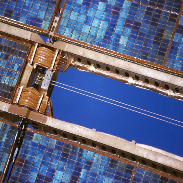 Détail des cellules photovoltaïques sur un panneau solaire. Crédits : CNES